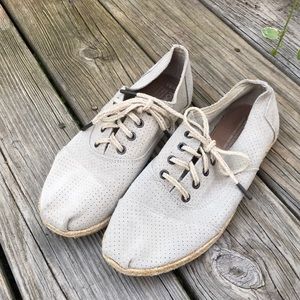 Toms perforated leather lace up shoes